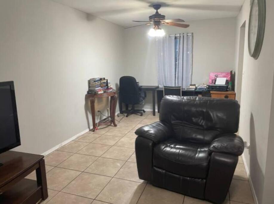 Great Getaway 2 Story Home! Harlingen Tx Kültér fotó